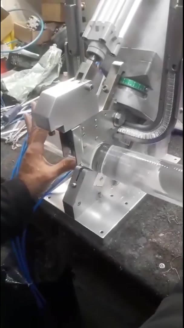 Clipadora pneumática com mandíbula Uniclip clipando embalagem tubular de embutido na fábrica