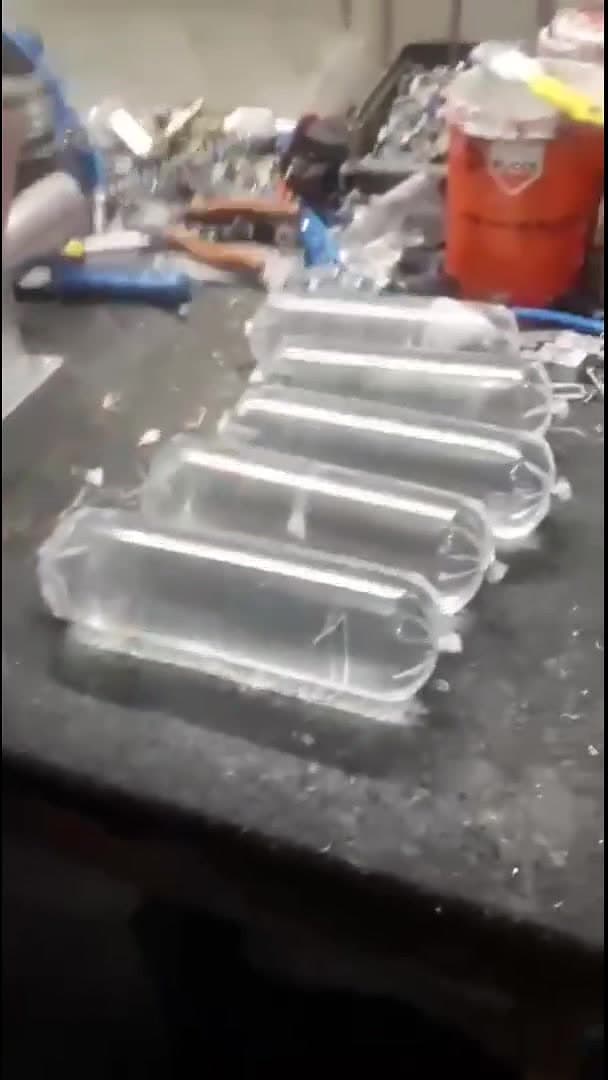 Sacos de água lacrados com grampos de alumínio Uniclip, sem vazamento: o mesmo lacre usado em sacos de peixes vivos com oxigênio
