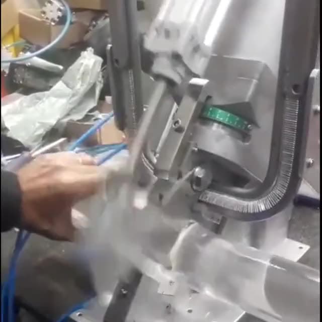 Clipadora pneumática com mandíbula Uniclip em operação