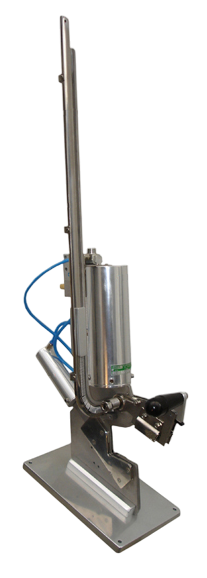 Grampeadeira pneumática com mandíbula para embalagens tubulares Grampeadeira pneumática com mandíbula para embalagens tubulares, vista lateral em aço inox sobre base de bancada, com mangueiras azuis